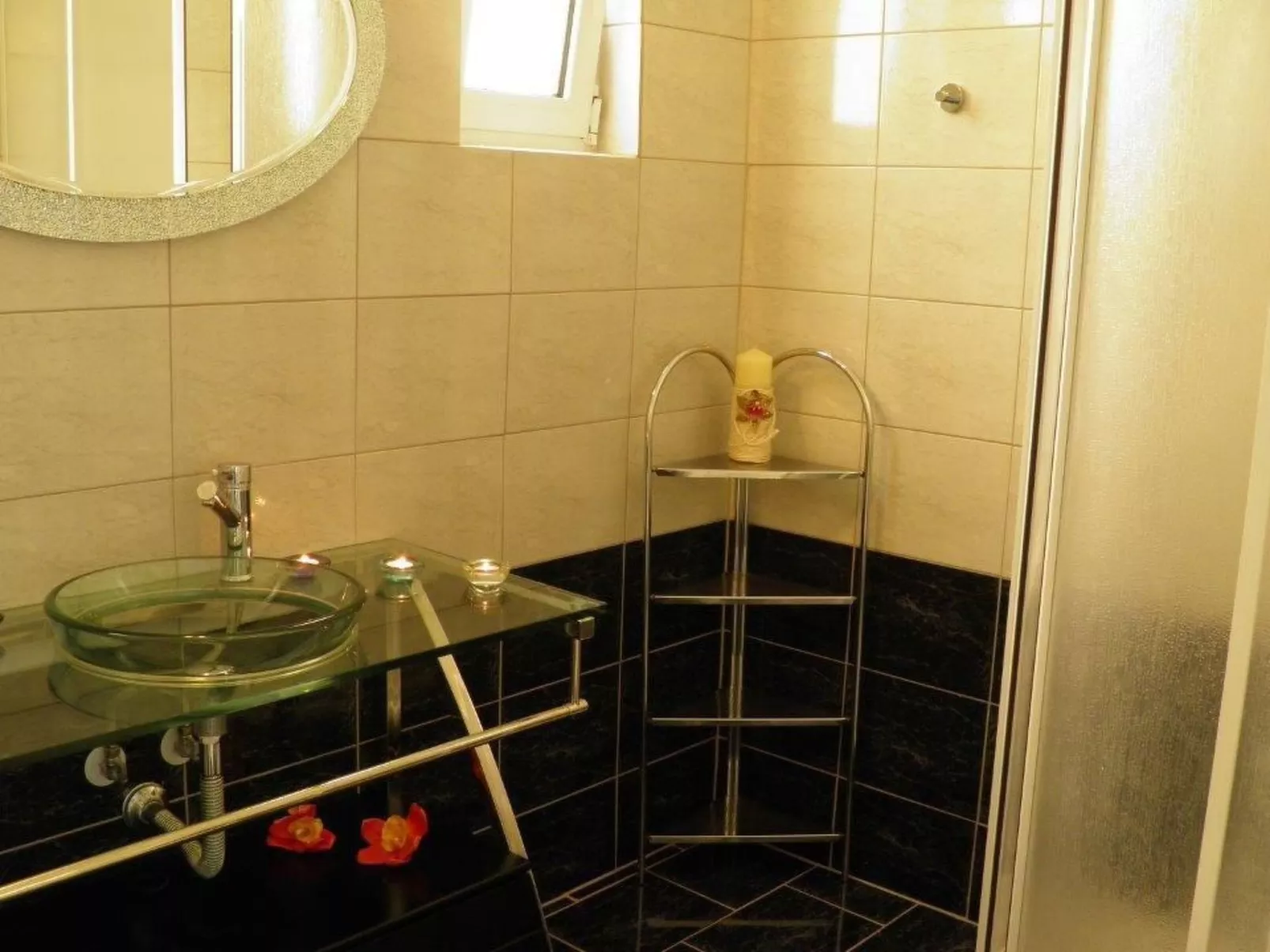 Sehr geräumiges Apartment mit eigenem Pool und Whirlpool - Drinnen