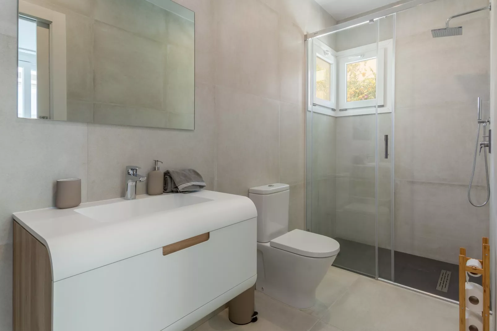 Modern Villa with Private Pool & Rooftop Terrace - Badezimmer