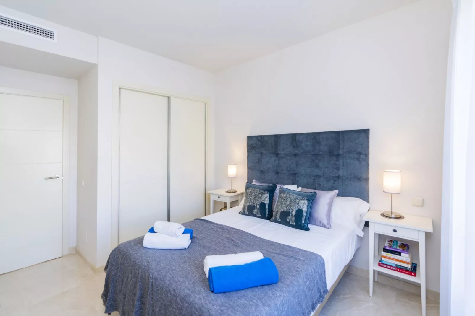 Modern 2-Bedroom Apartment - Alcazaba Lagoon (411) - Chambre