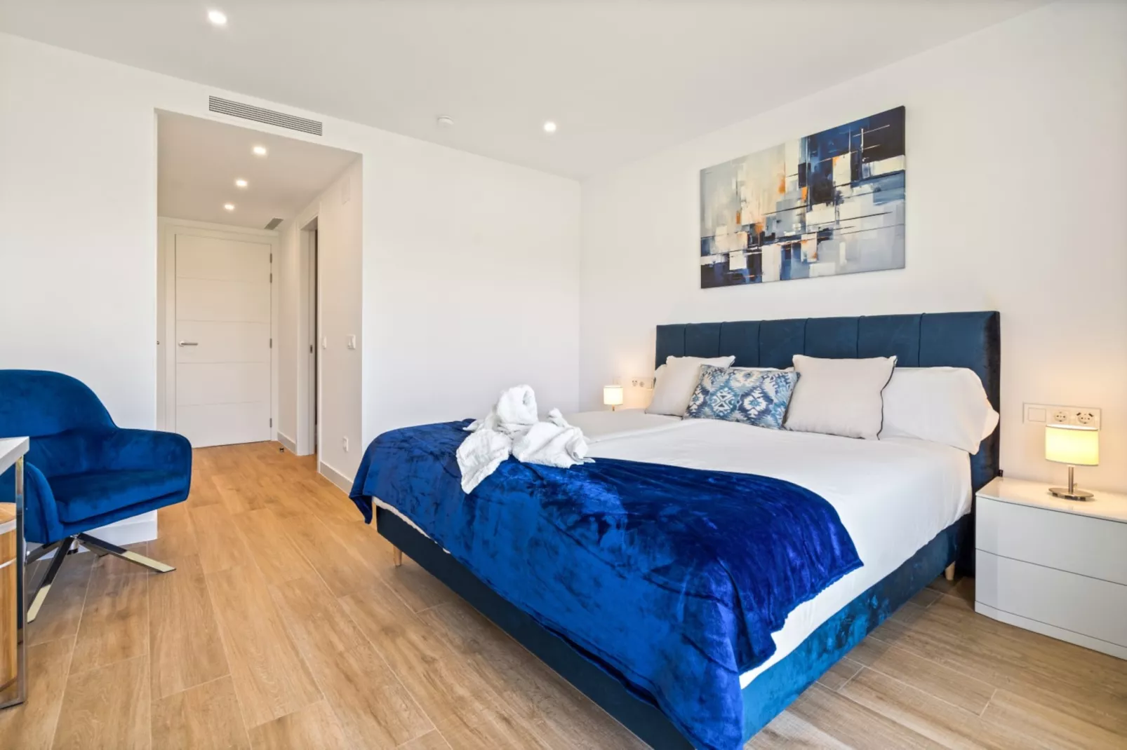 Chic 3-Bed Apartment ALCAZABA LAGOON (2107) - Chambre