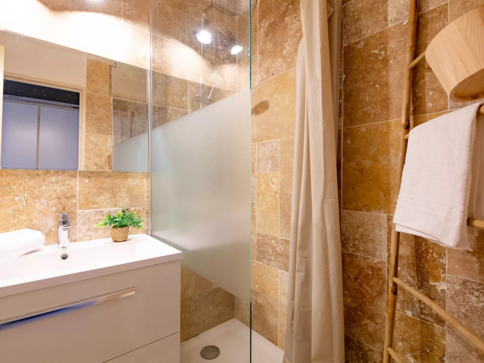 L'Esquinade (G3 033) - Inside