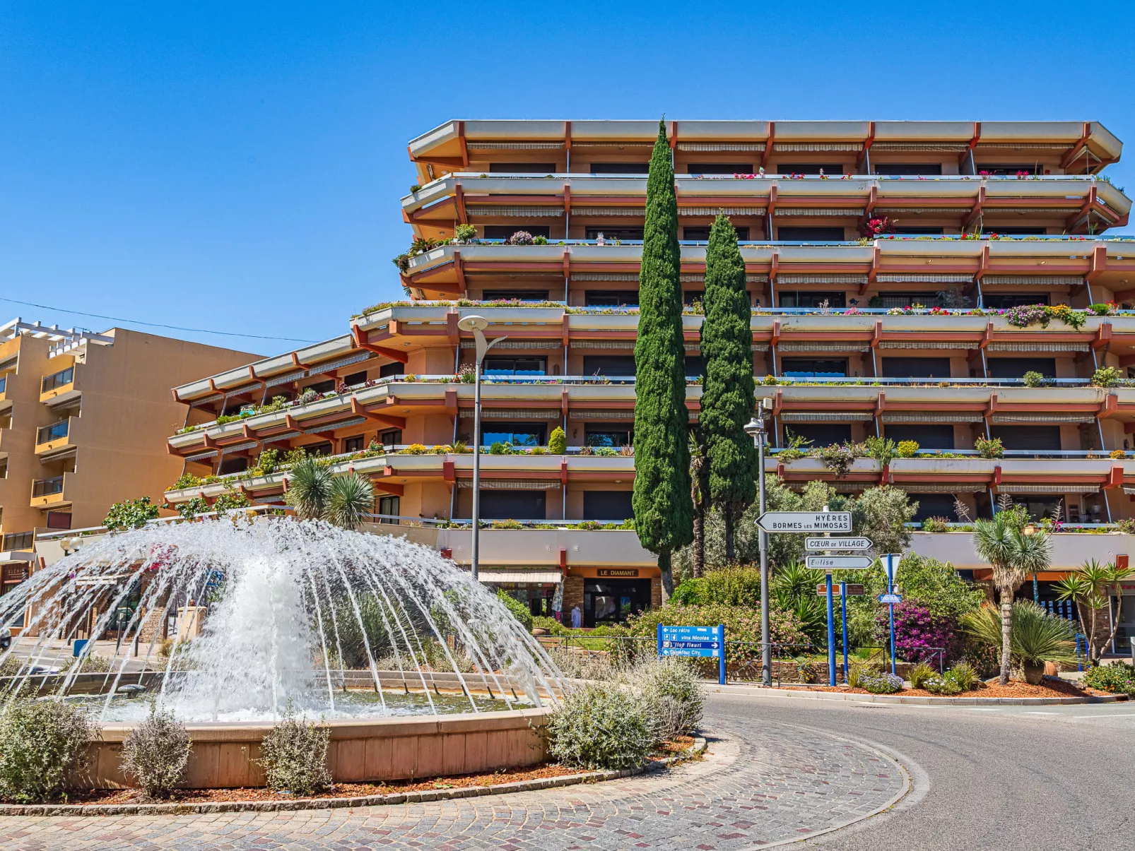 Le Diamant - Outside