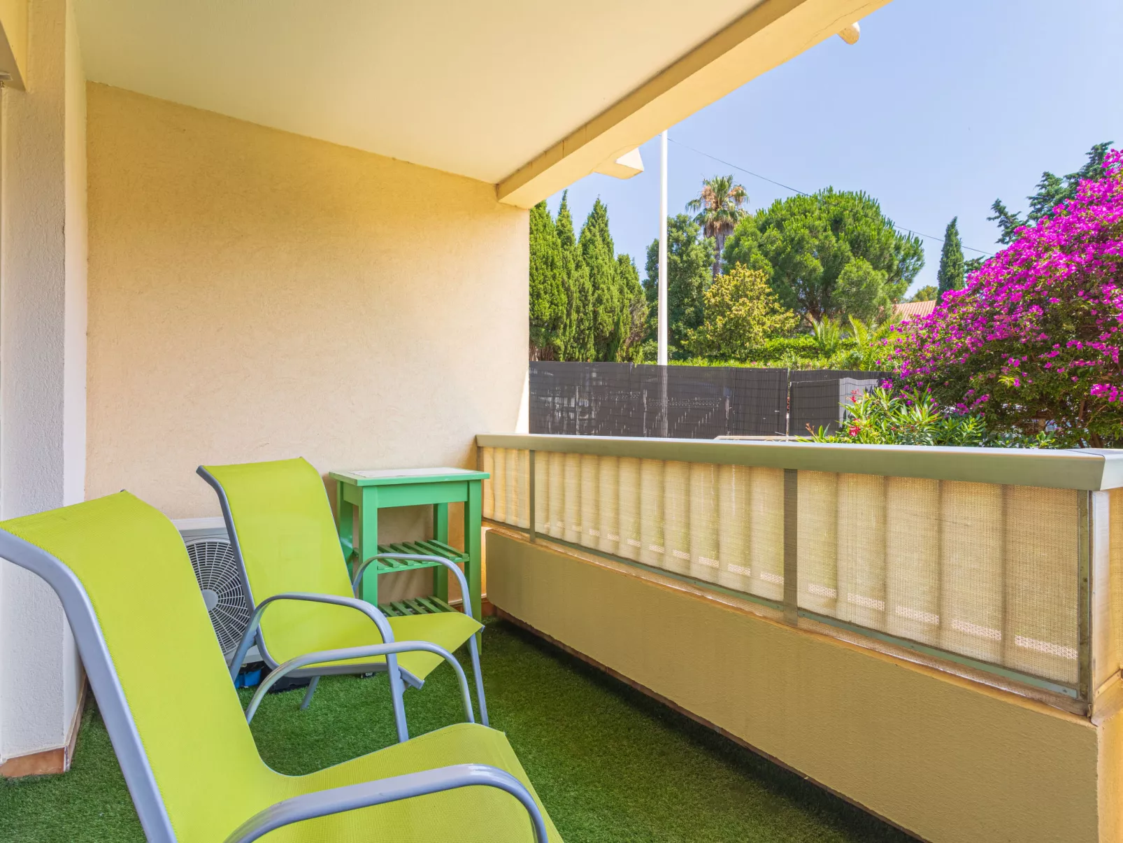 Brise Marine - Outside