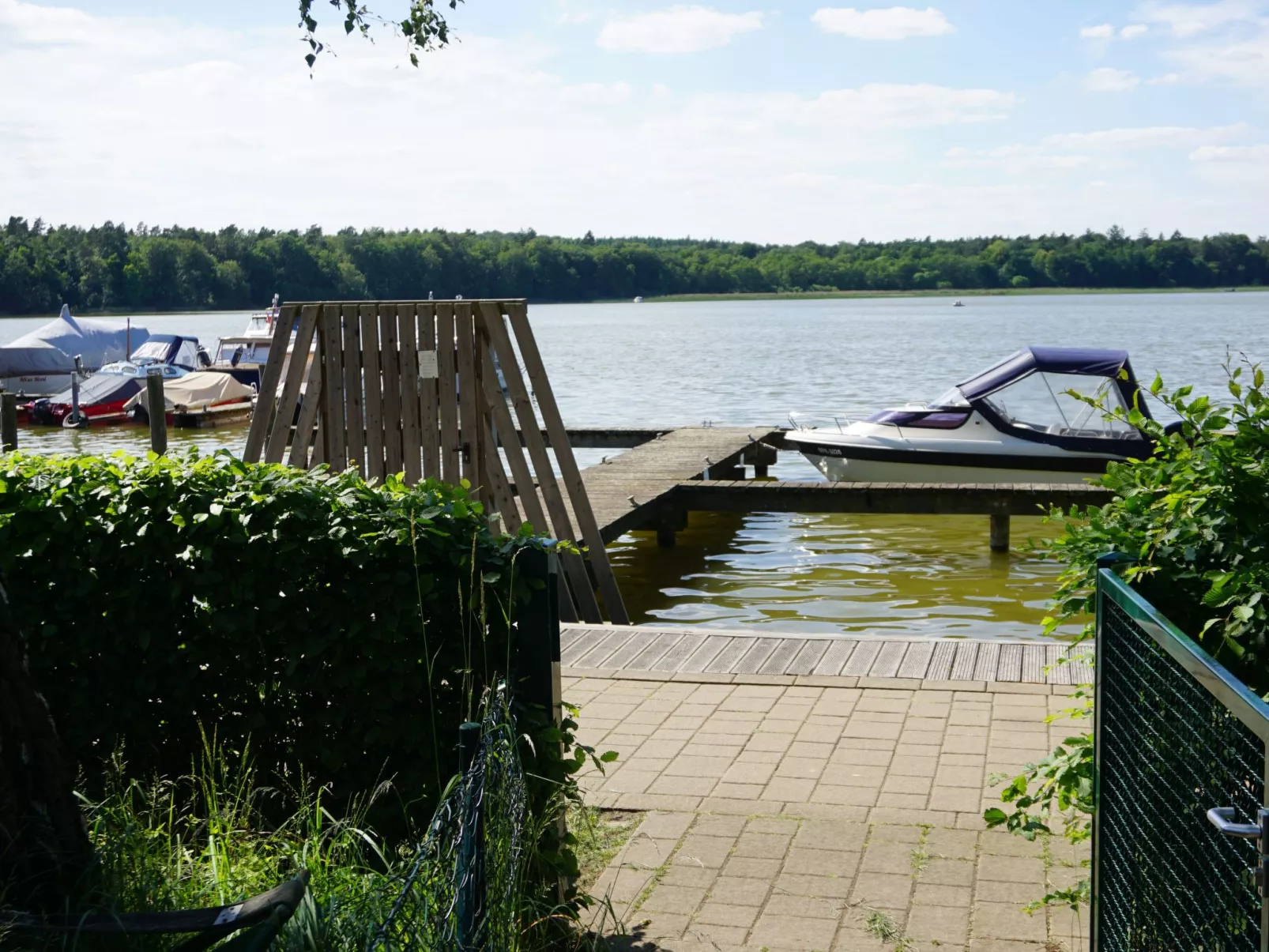 Apartmenthaus am See - Draußen