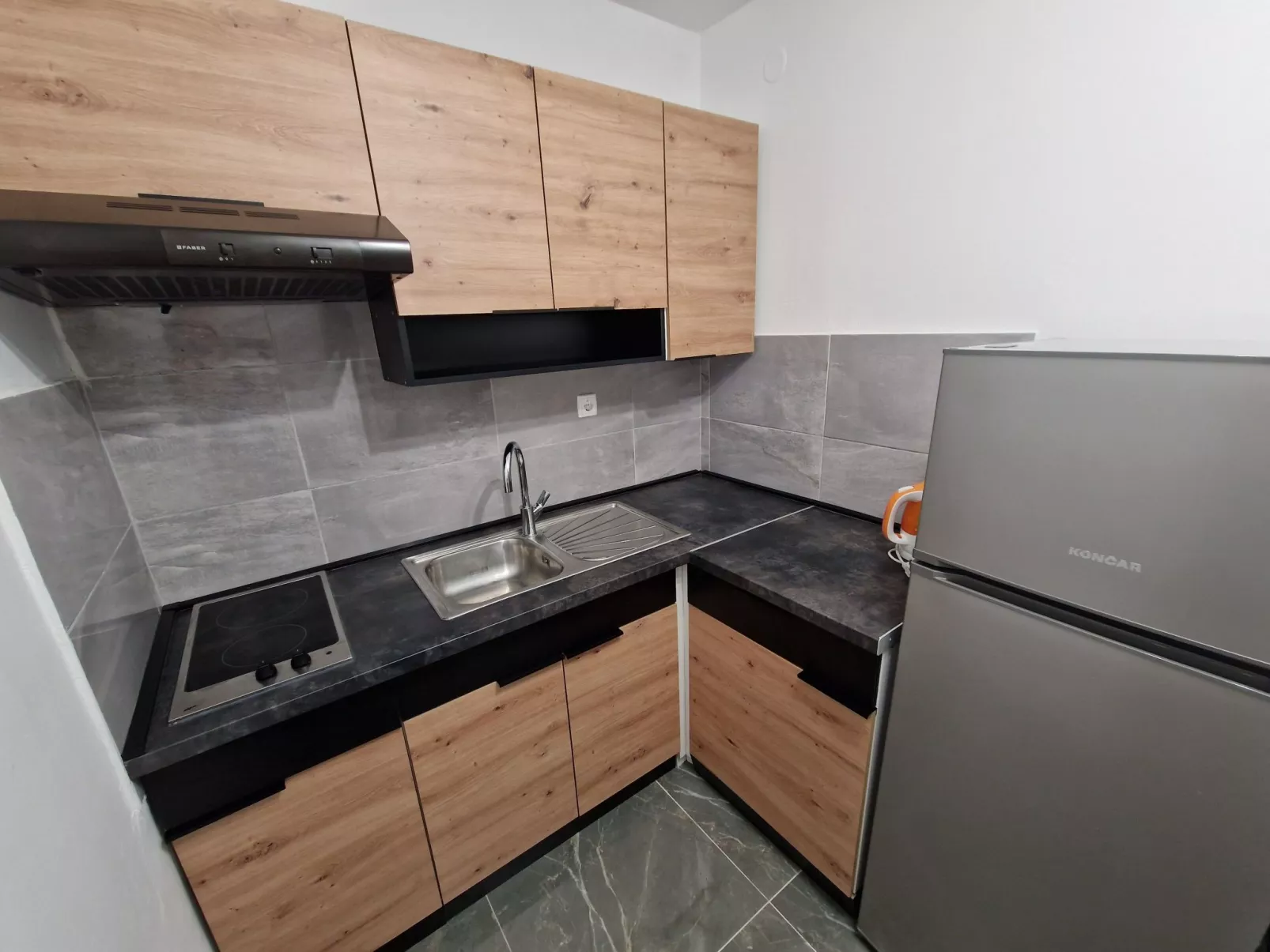 Wohnung in Okrug Gornji mit Terrasse, gemeinsamem Pool und Grill - Dedans