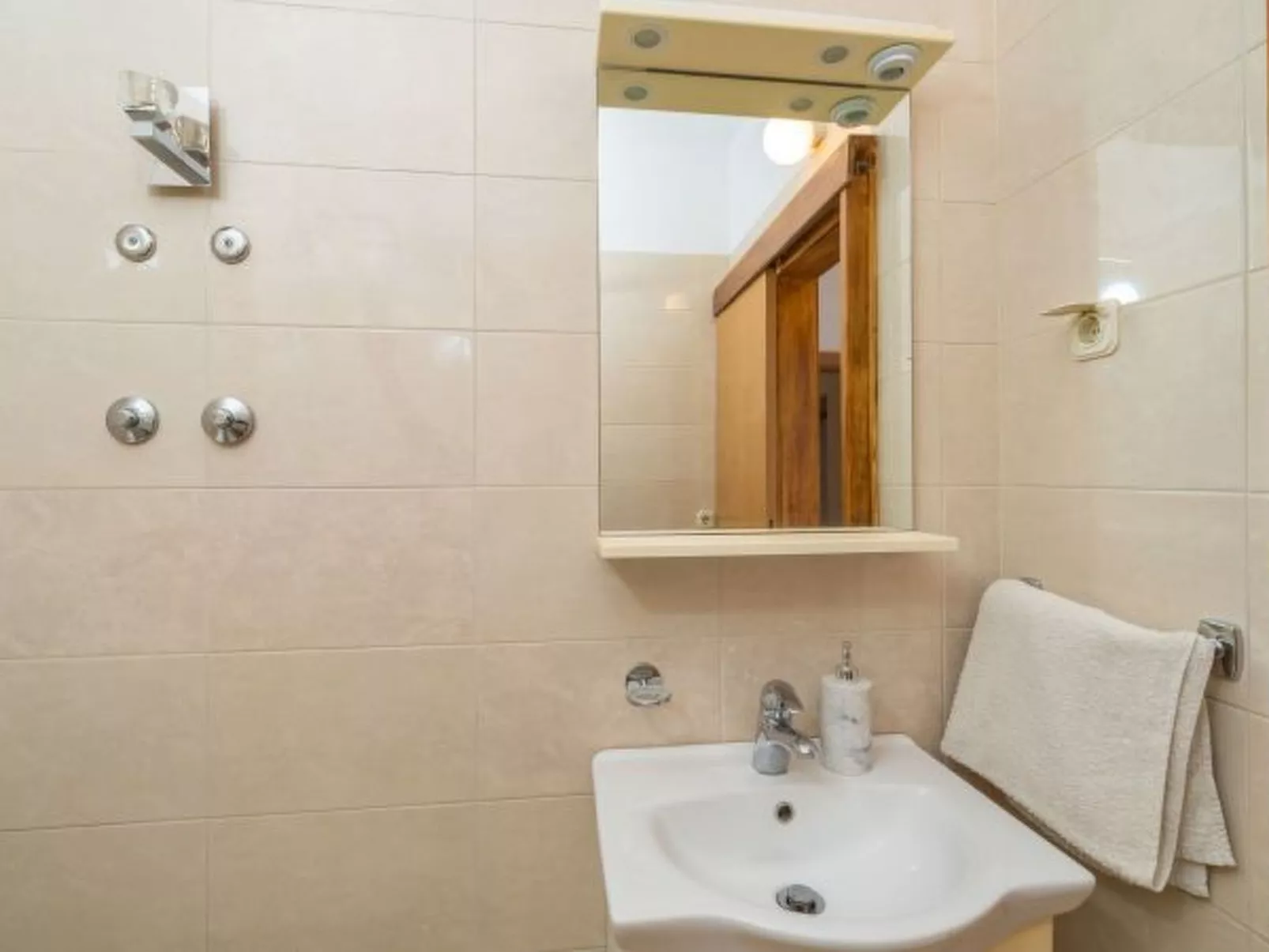 Beachfront Apartment house Hon with pool