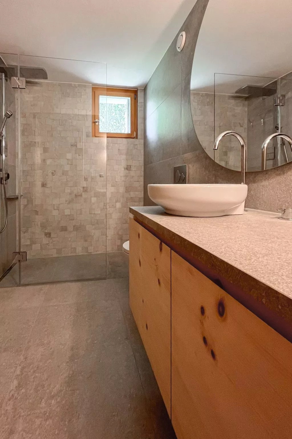 Curtin Duas - Drinnen