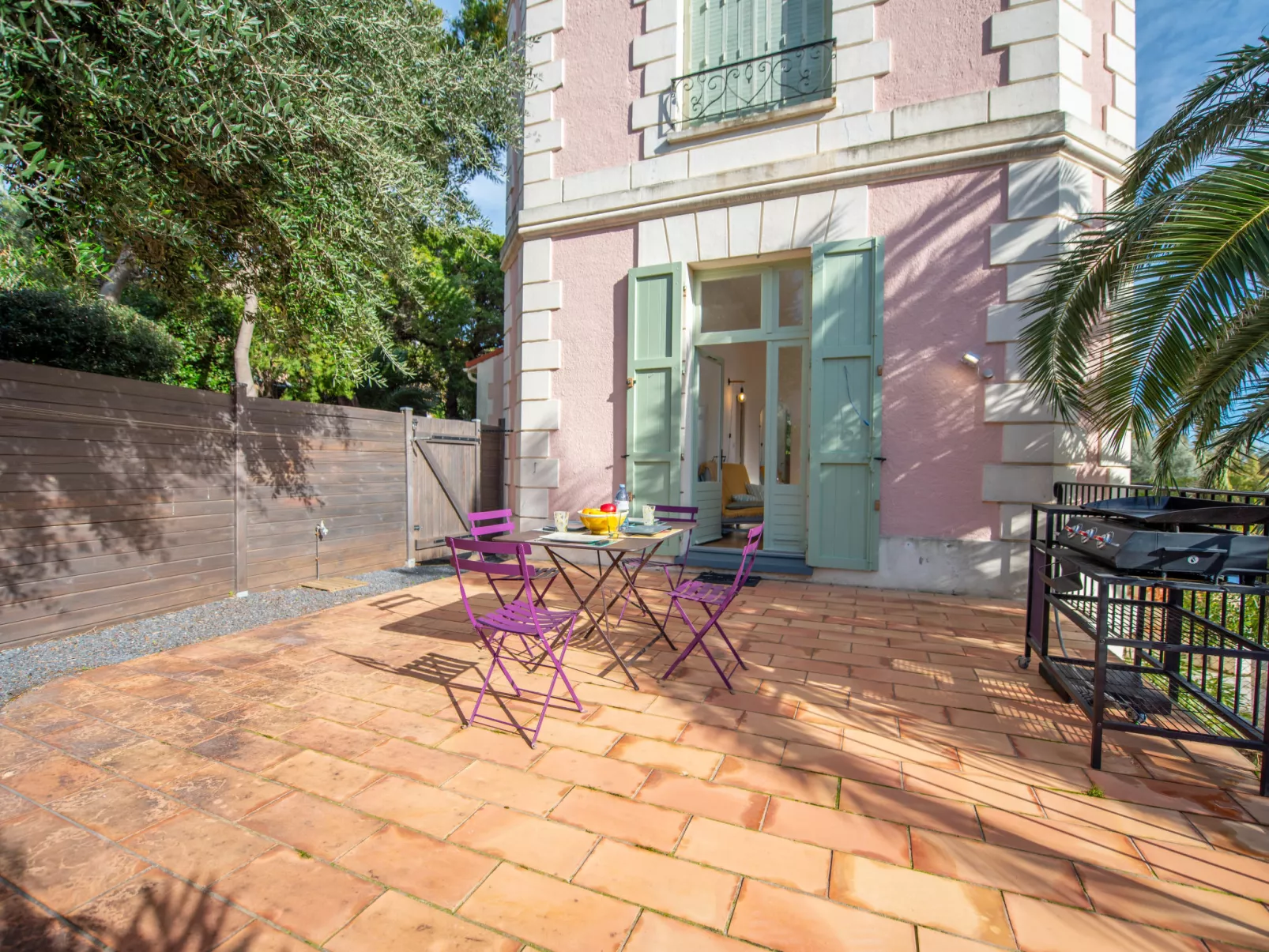 Castel Haussmann - Draußen