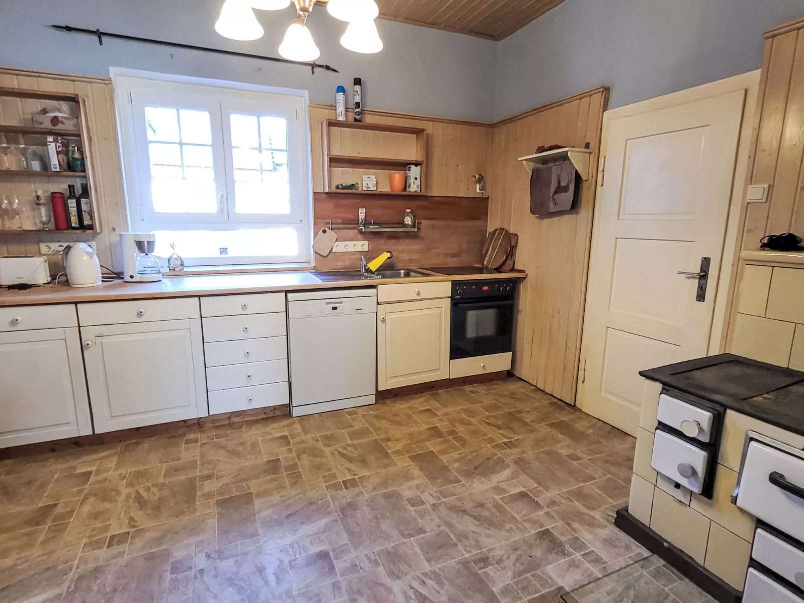 Mit großem eingezäunten Garten - Drinnen