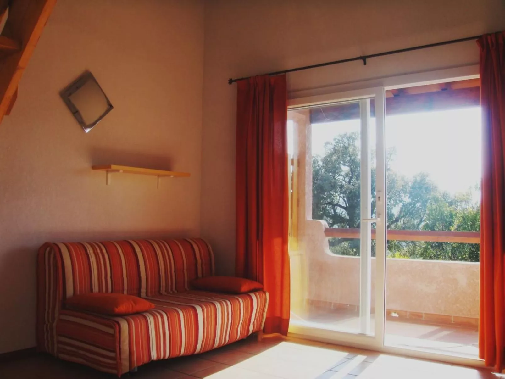 Unterkunft mit Terrasse, AC, Gemeinschaftspool - Inside