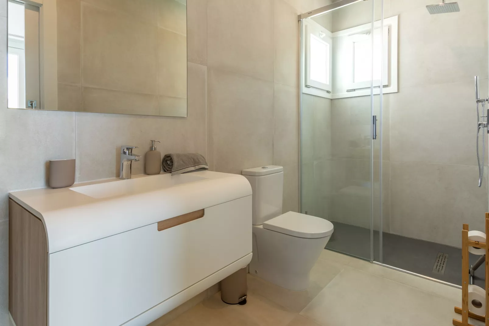 Modern Villa with Private Pool & Rooftop Terrace - Badezimmer