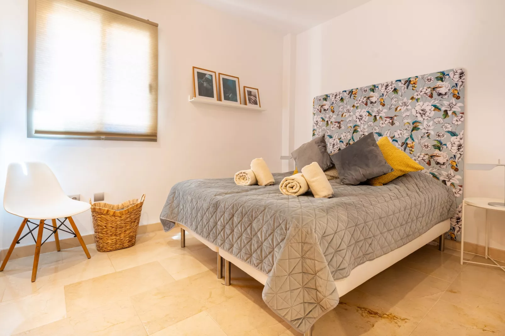 3-Bedroom Apartment with Sea & Mountain Views - Schlafzimmer