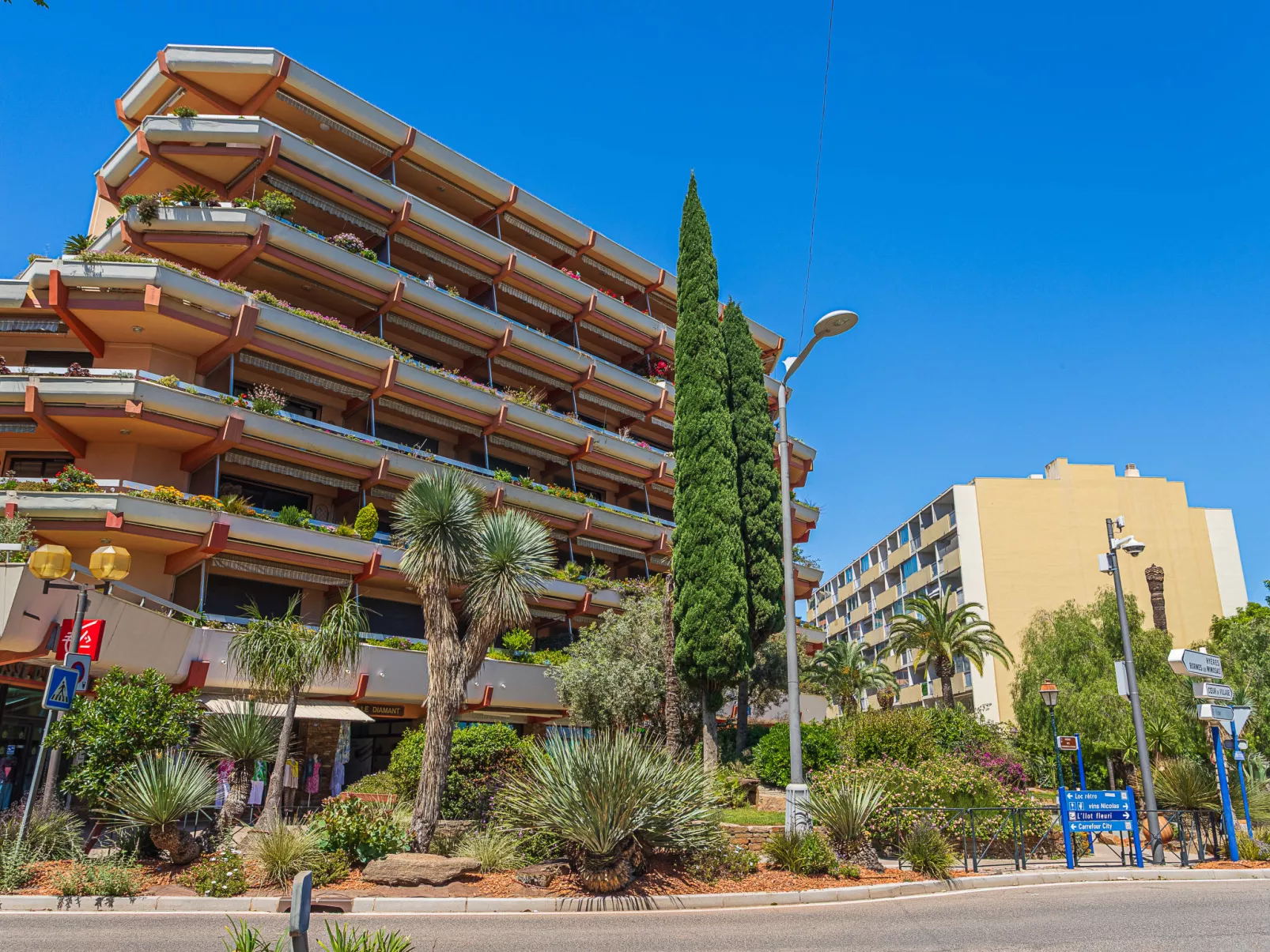 Le Diamant - Outside