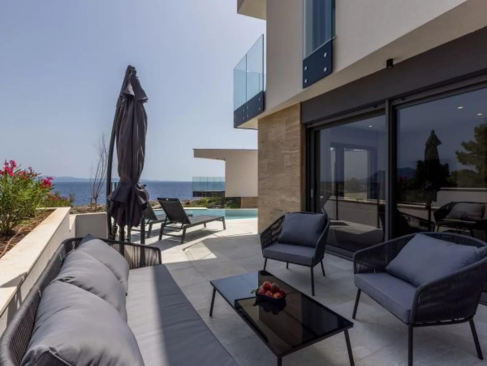 Beachfront villa Luce with seaview and pool - Dedans
