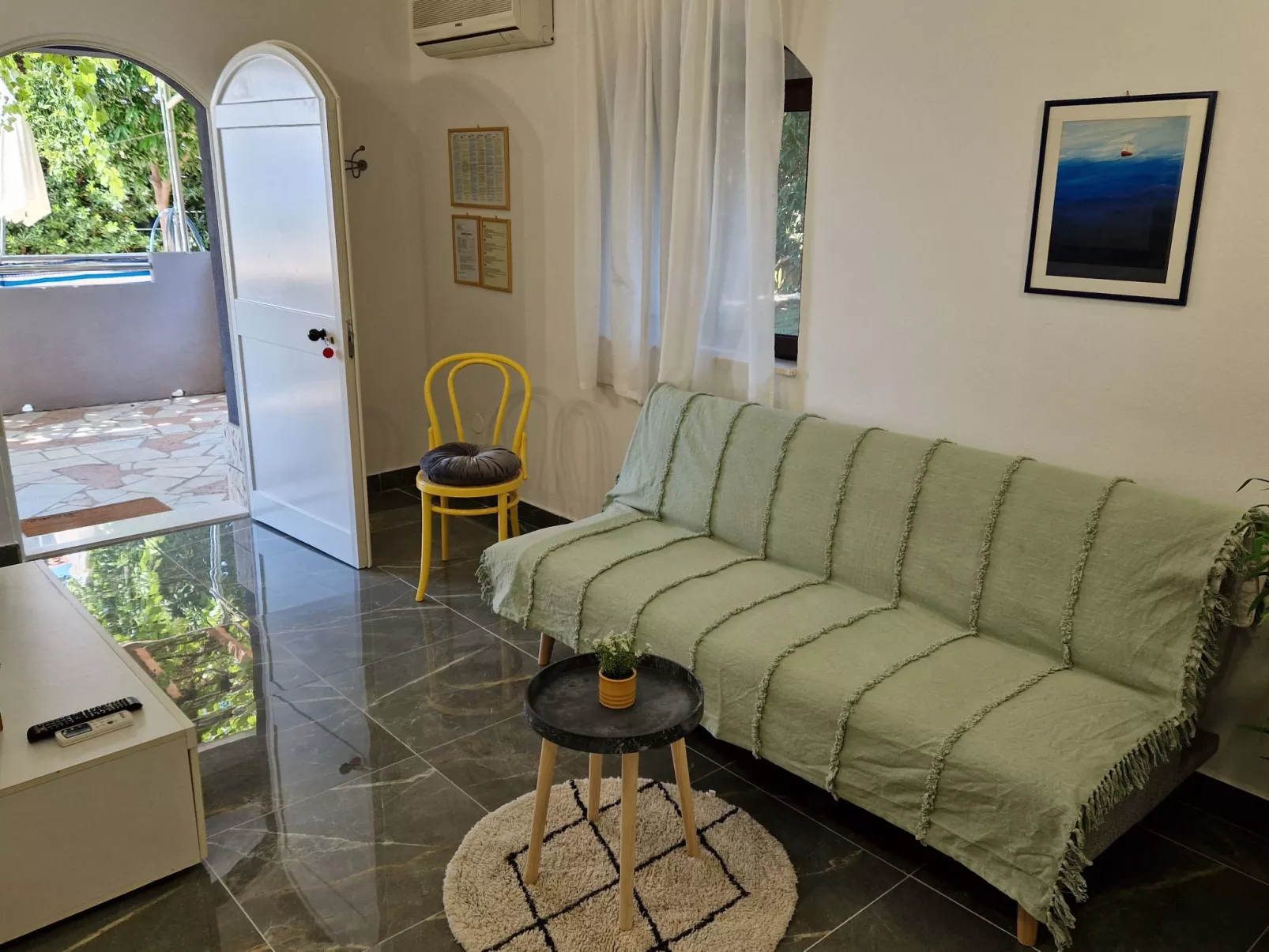 Wohnung in Okrug Gornji mit Terrasse, gemeinsamem Pool und Grill - Dedans