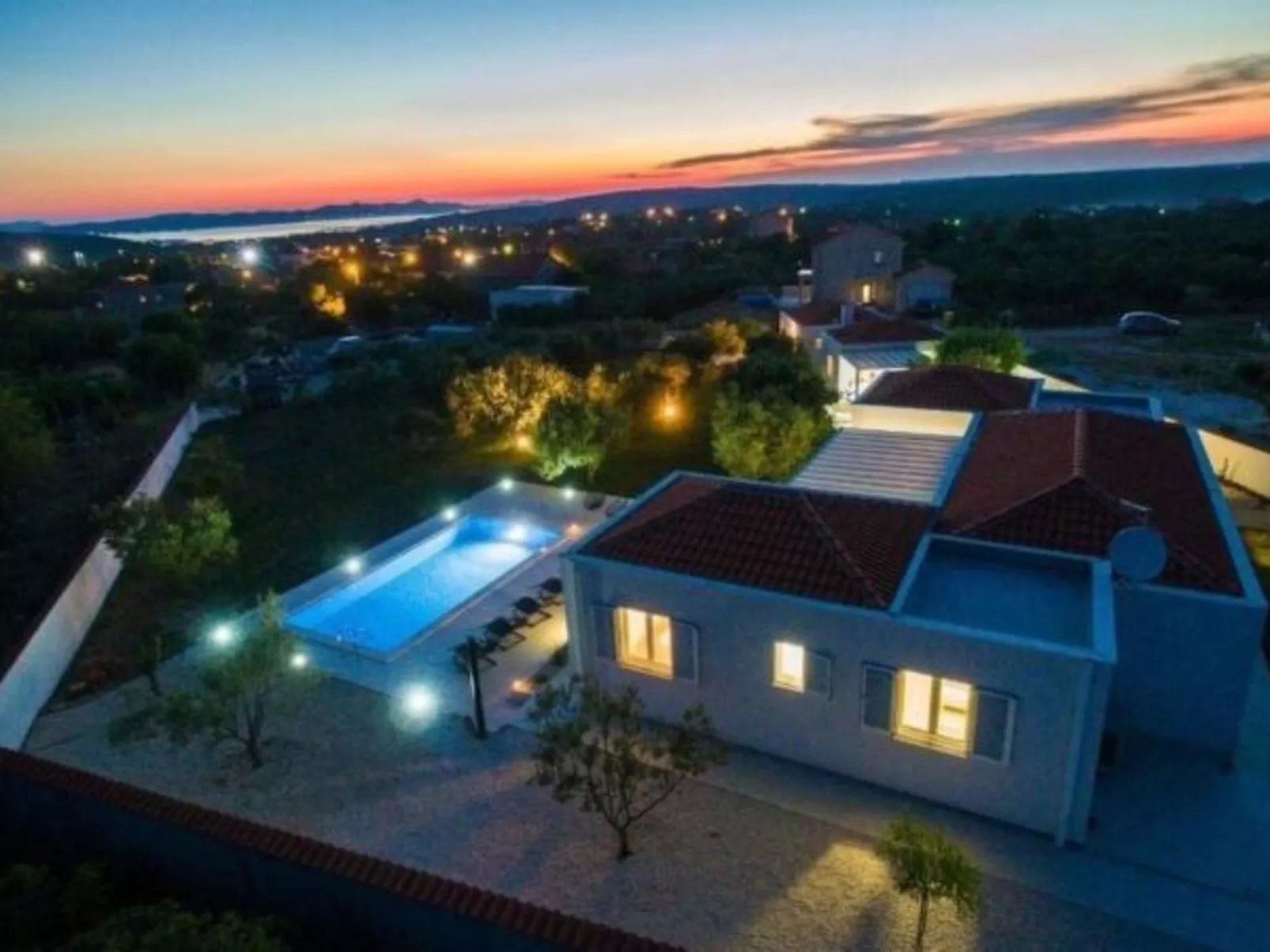 Luxurious villa Bright with pool - Image-tags.info