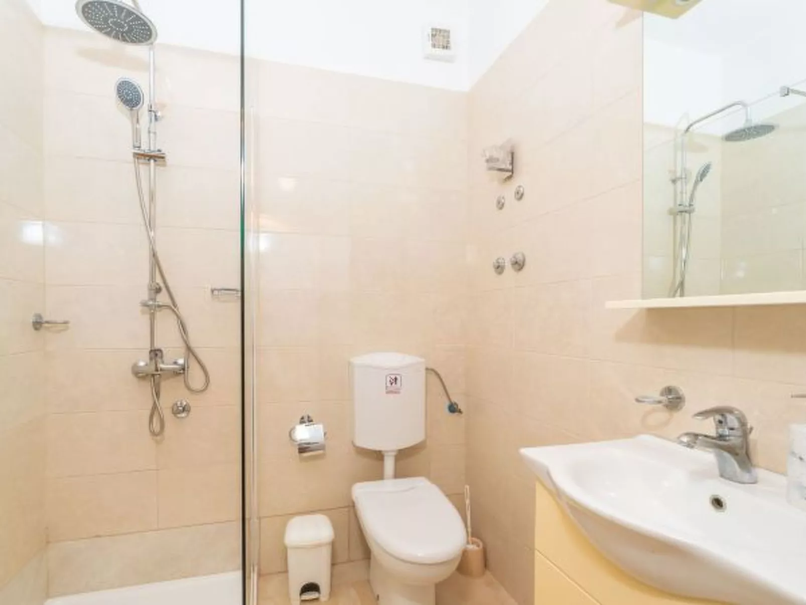 Beachfront Apartment house Hon with pool