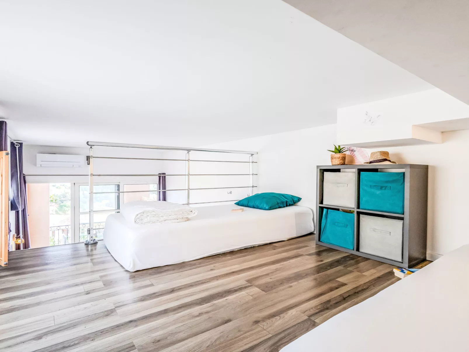 J6 174 L'Esquinade - Inside