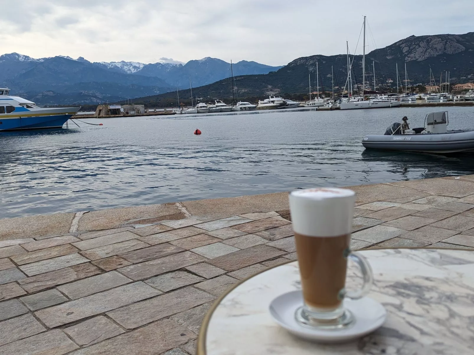 Ruhige Wohnung Panoramablick auf Meer und Berge - Draußen