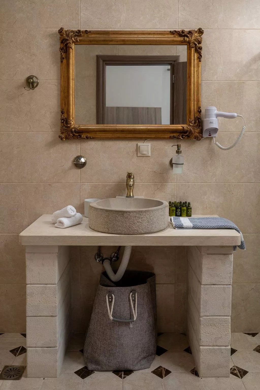 Orelia Cretan - Drinnen