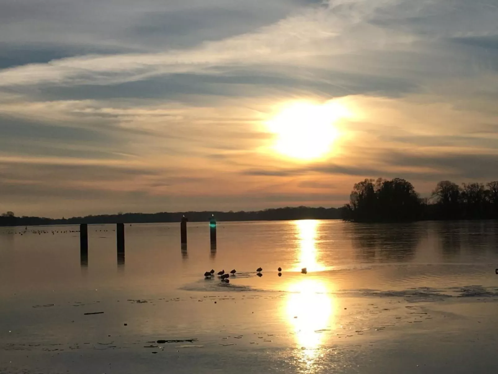 Modernes helles Zimmer im Loft am See - Outside