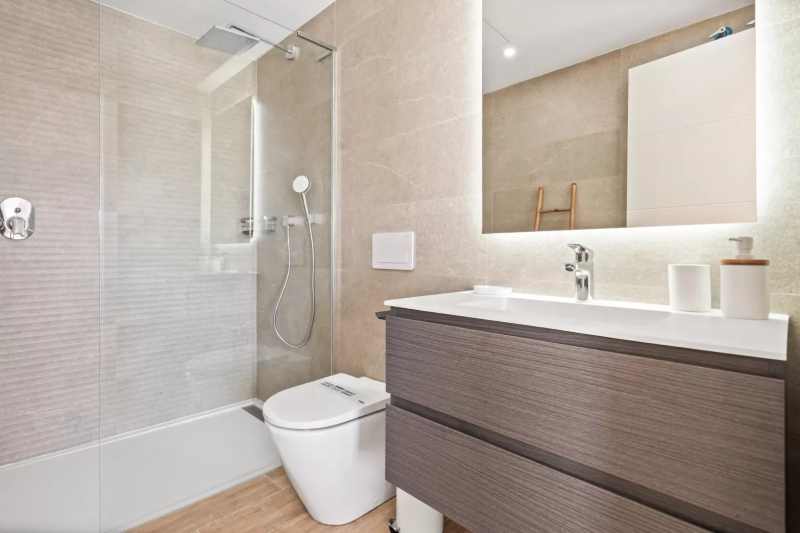 Modern 3-pax Apt & Solarium ALCAZABA LAGOON (2023) - Salle de bain