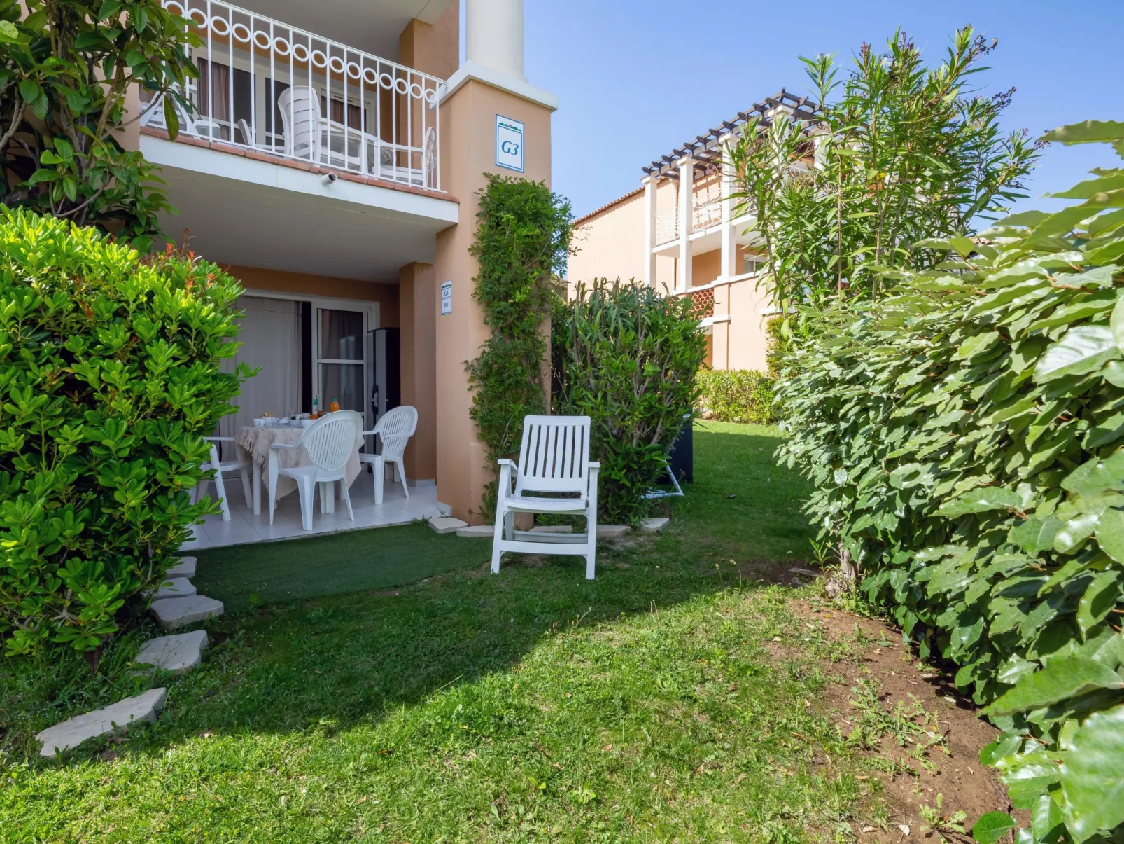 L'Esquinade (G3 033) - Outside