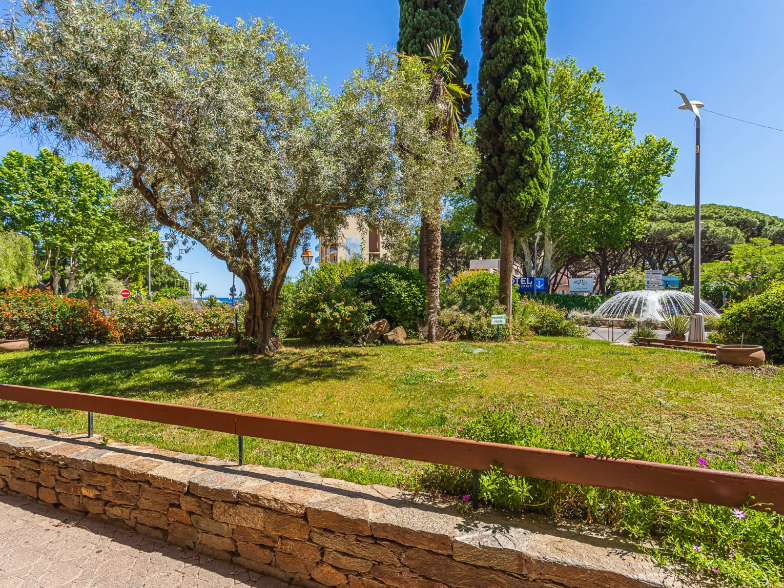 Le Diamant - Outside