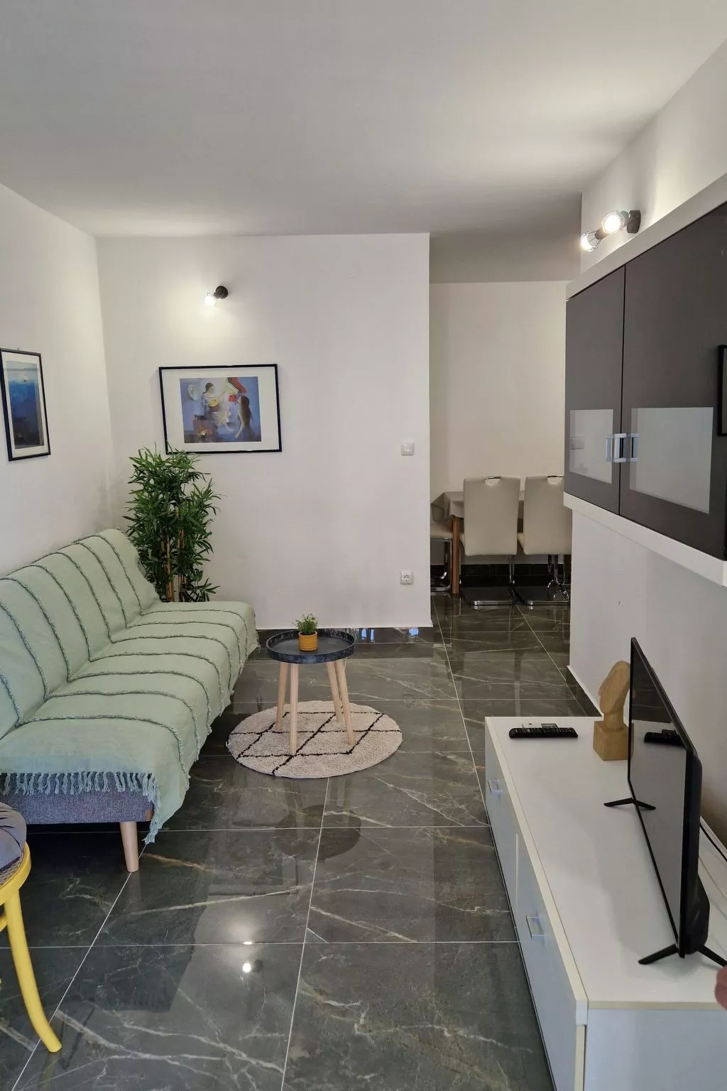 Wohnung in Okrug Gornji mit Terrasse, gemeinsamem Pool und Grill - Dedans