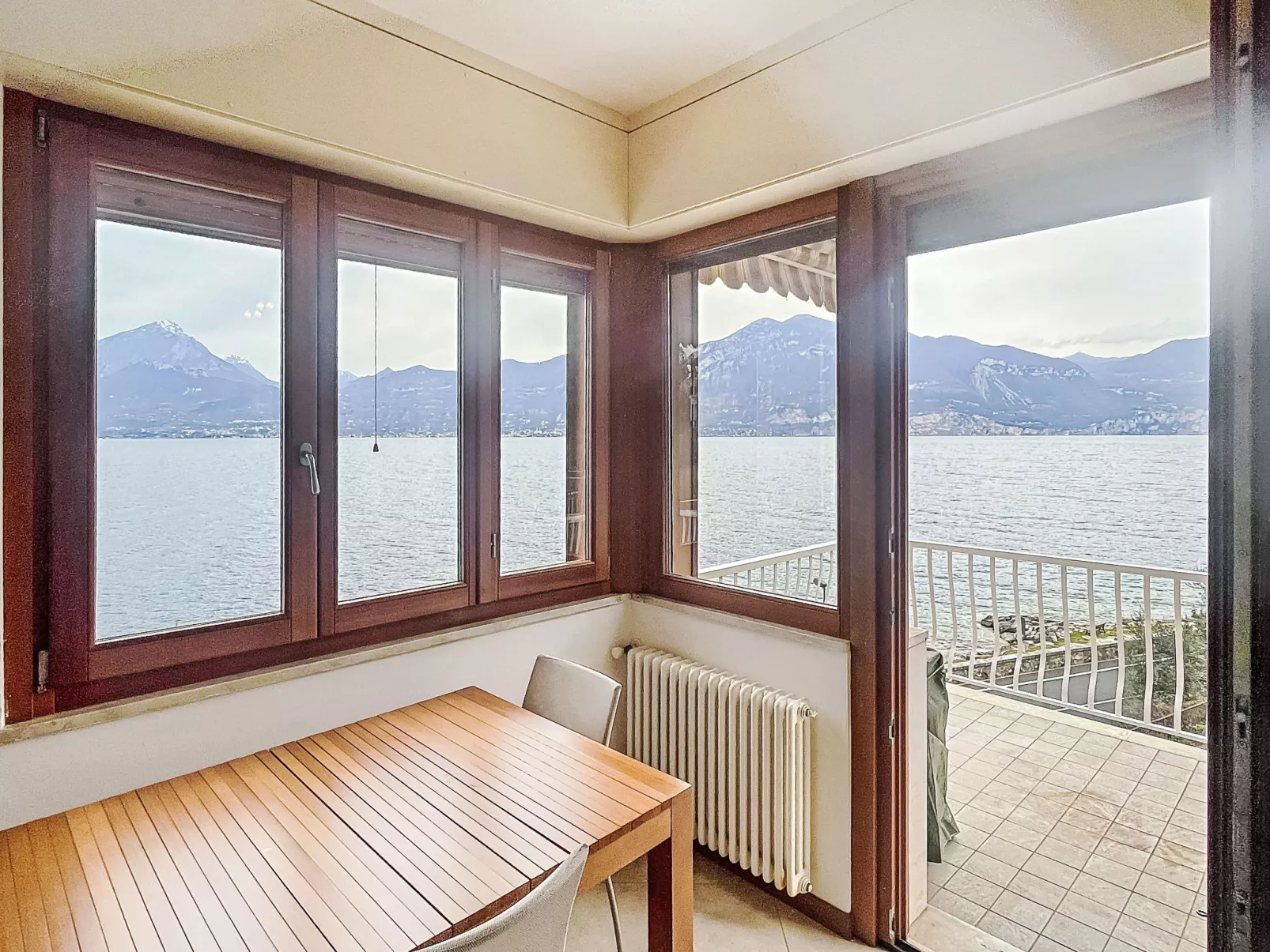 Sona's Lake Home - Drinnen