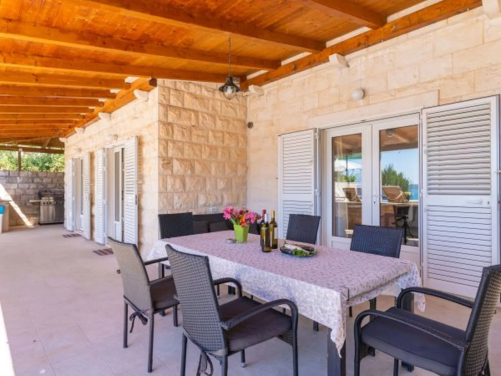 Beachfront Apartment house Hon with pool - Dehors