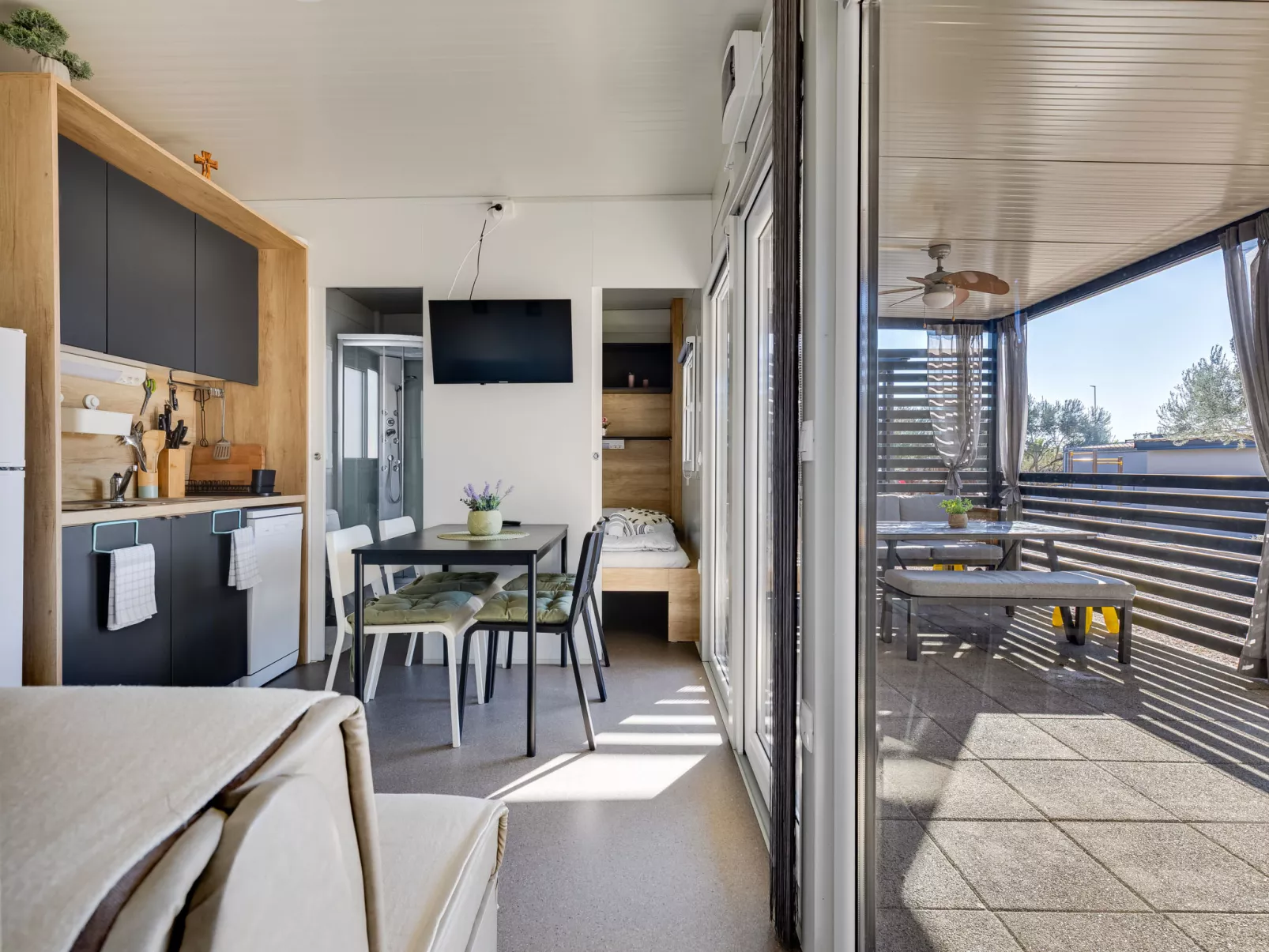 Maslina Delux - Drinnen