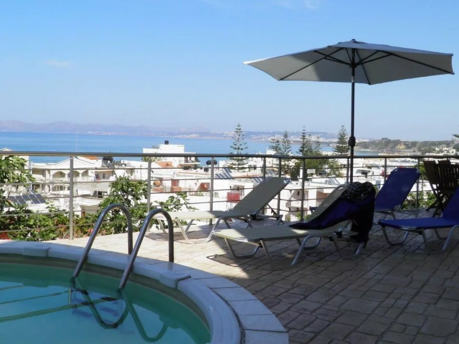 Sehr geräumiges Apartment mit eigenem Pool und Whirlpool - Draußen