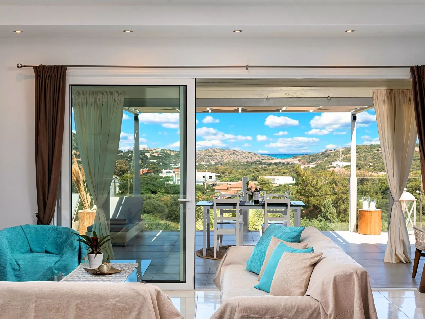 "Olive Green" mit Blick auf das Wasser - Inside