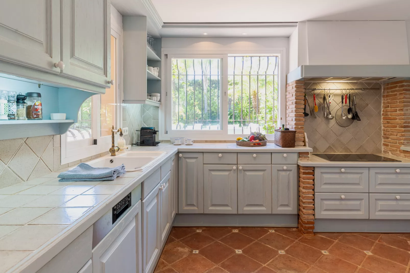 Charming Andalusian-Style Beach Villa - Küche