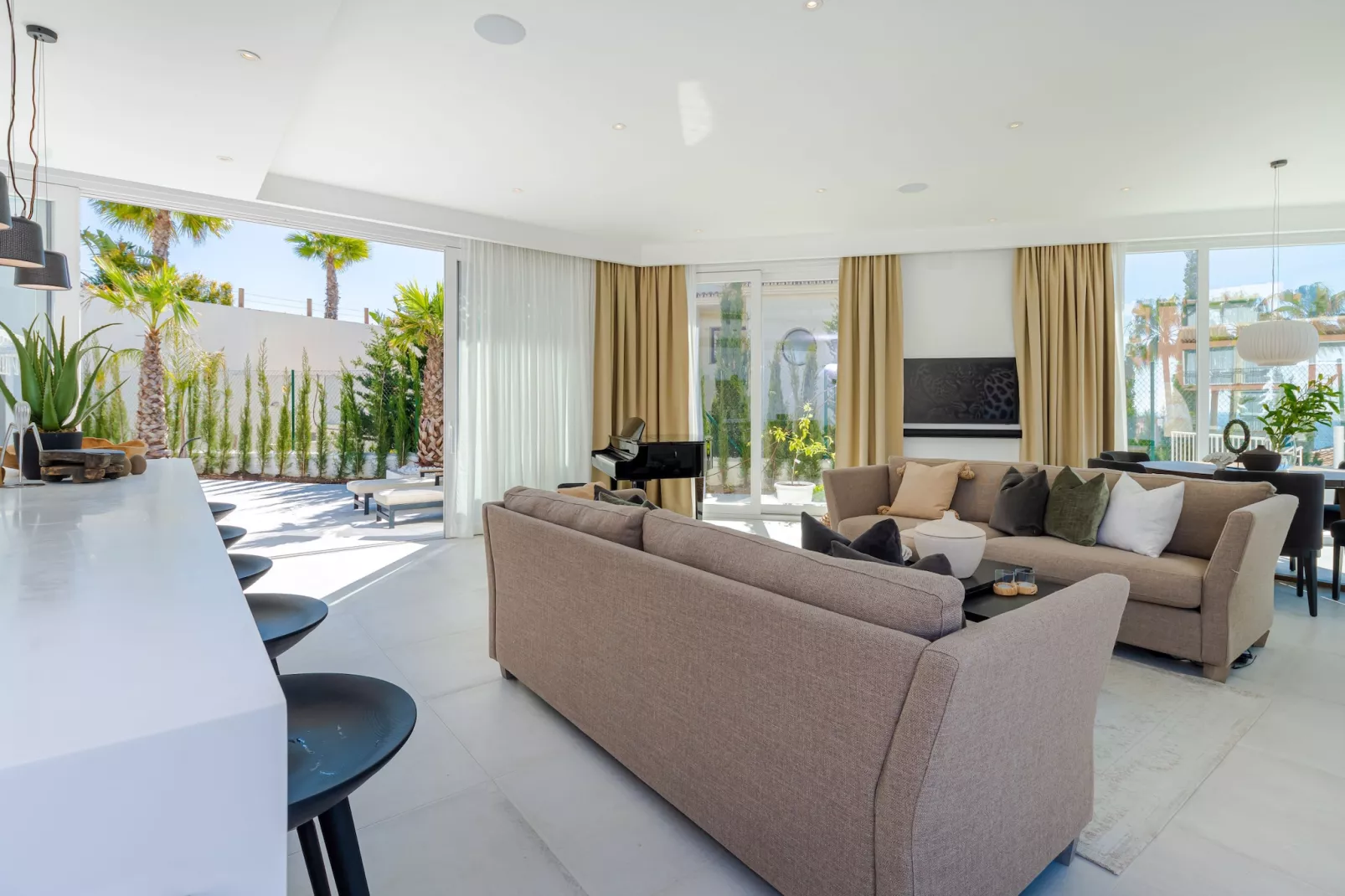 Unique & Luxurious Villa with Heated Pool! - Living room