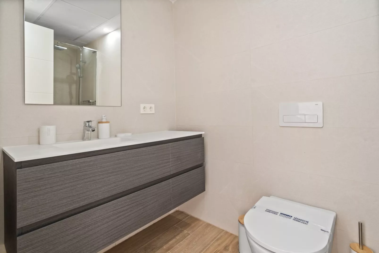 Modern 3-pax Apt & Solarium ALCAZABA LAGOON (2023) - Salle de bain
