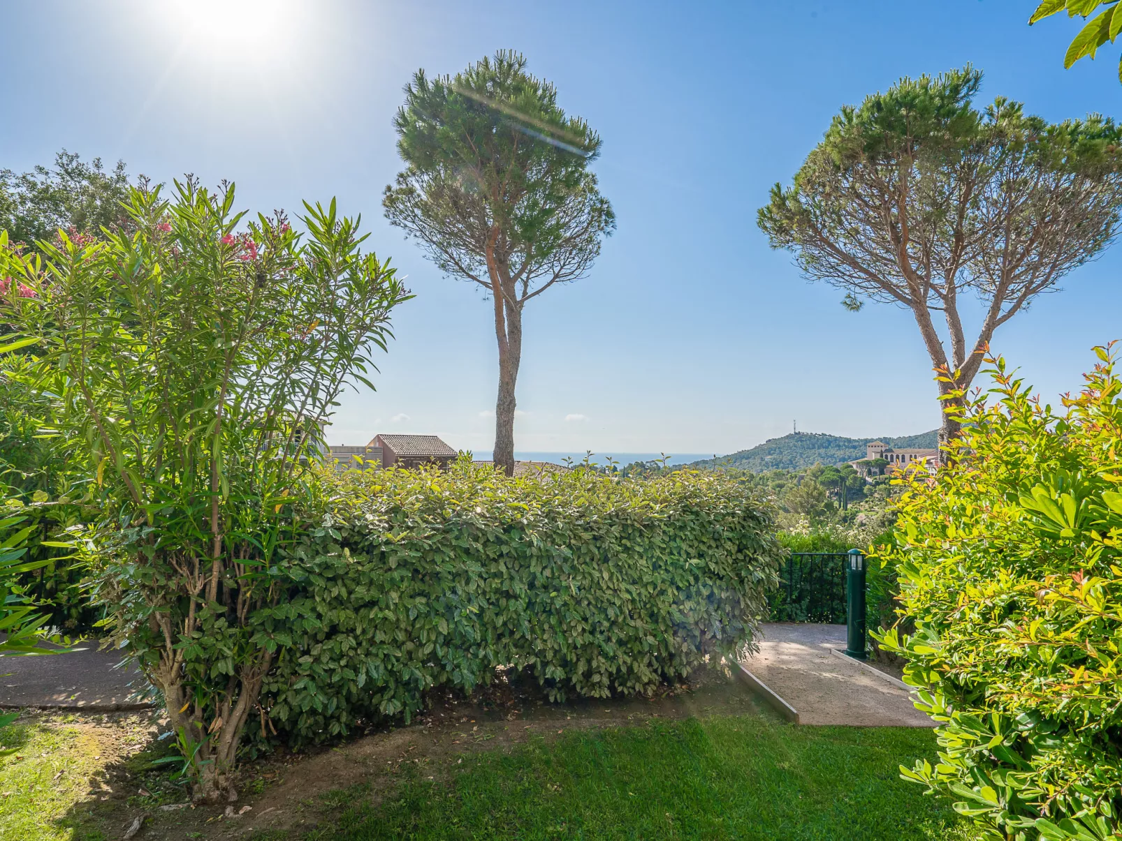 L'Esquinade (G3 033) - Outside