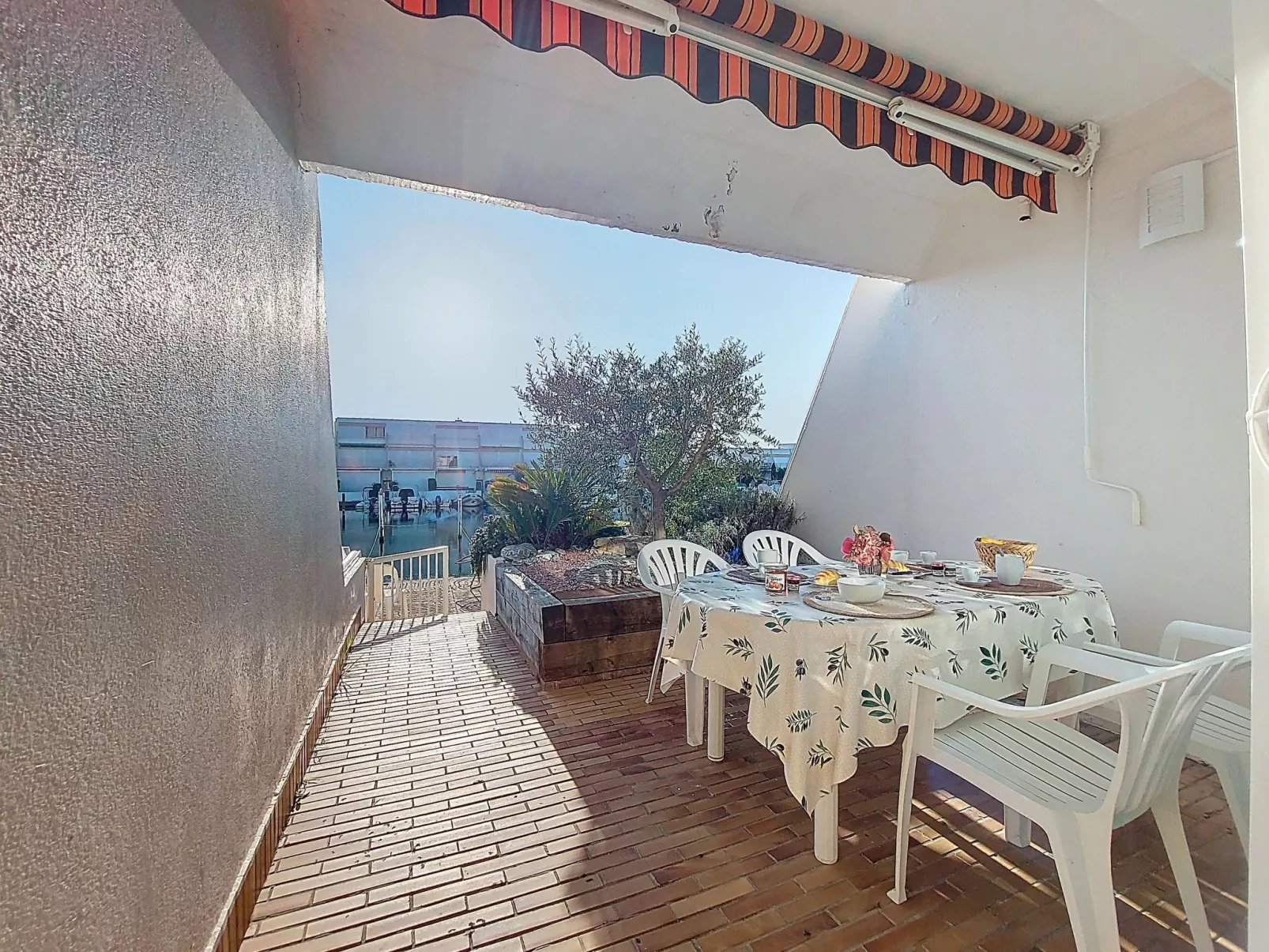 Le Nirvana - Outside