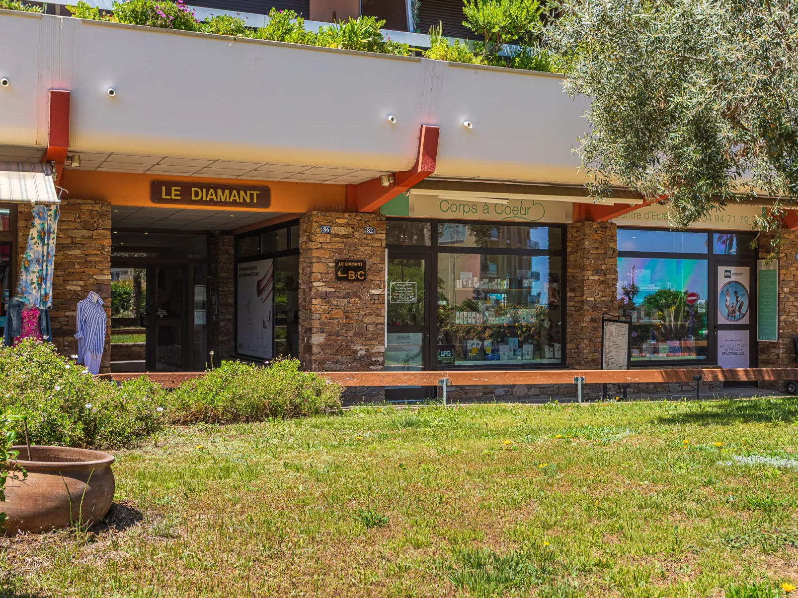 Le Diamant - Outside