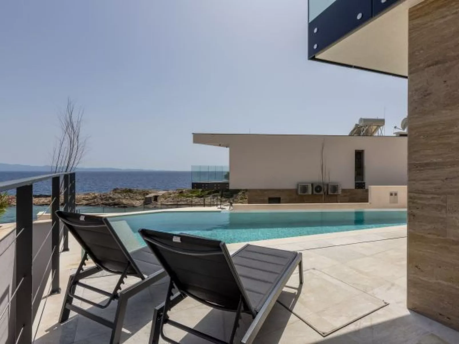 Beachfront villa Luce with seaview and pool - Dehors