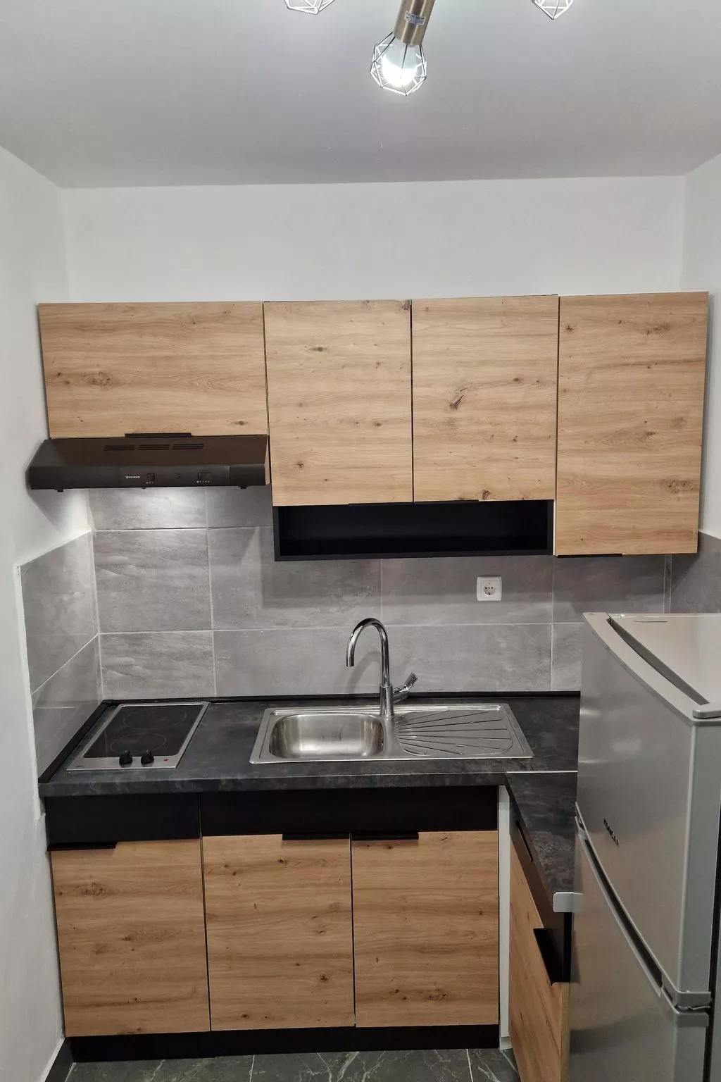 Wohnung in Okrug Gornji mit Terrasse, gemeinsamem Pool und Grill - Dedans