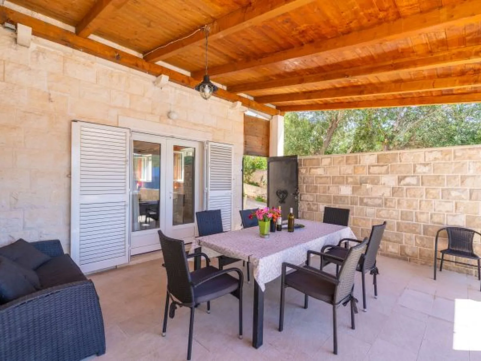 Beachfront Apartment house Hon with pool - Dehors