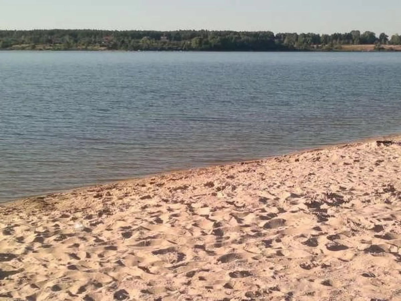 Freistehendes Haus mit eingezäuntem Grundstück an einer Lagune - Image-tags.info