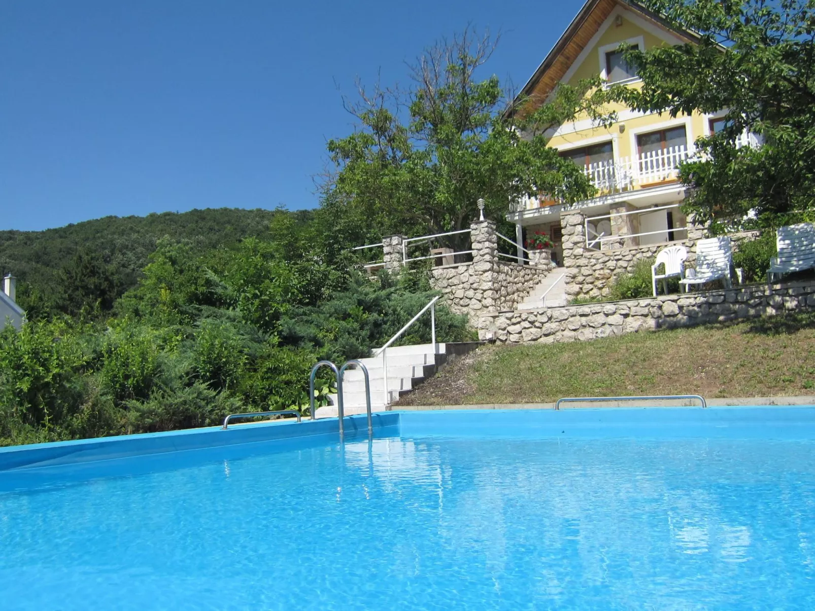 Traditionelle Villa mit Pool und Ausblick - Outside