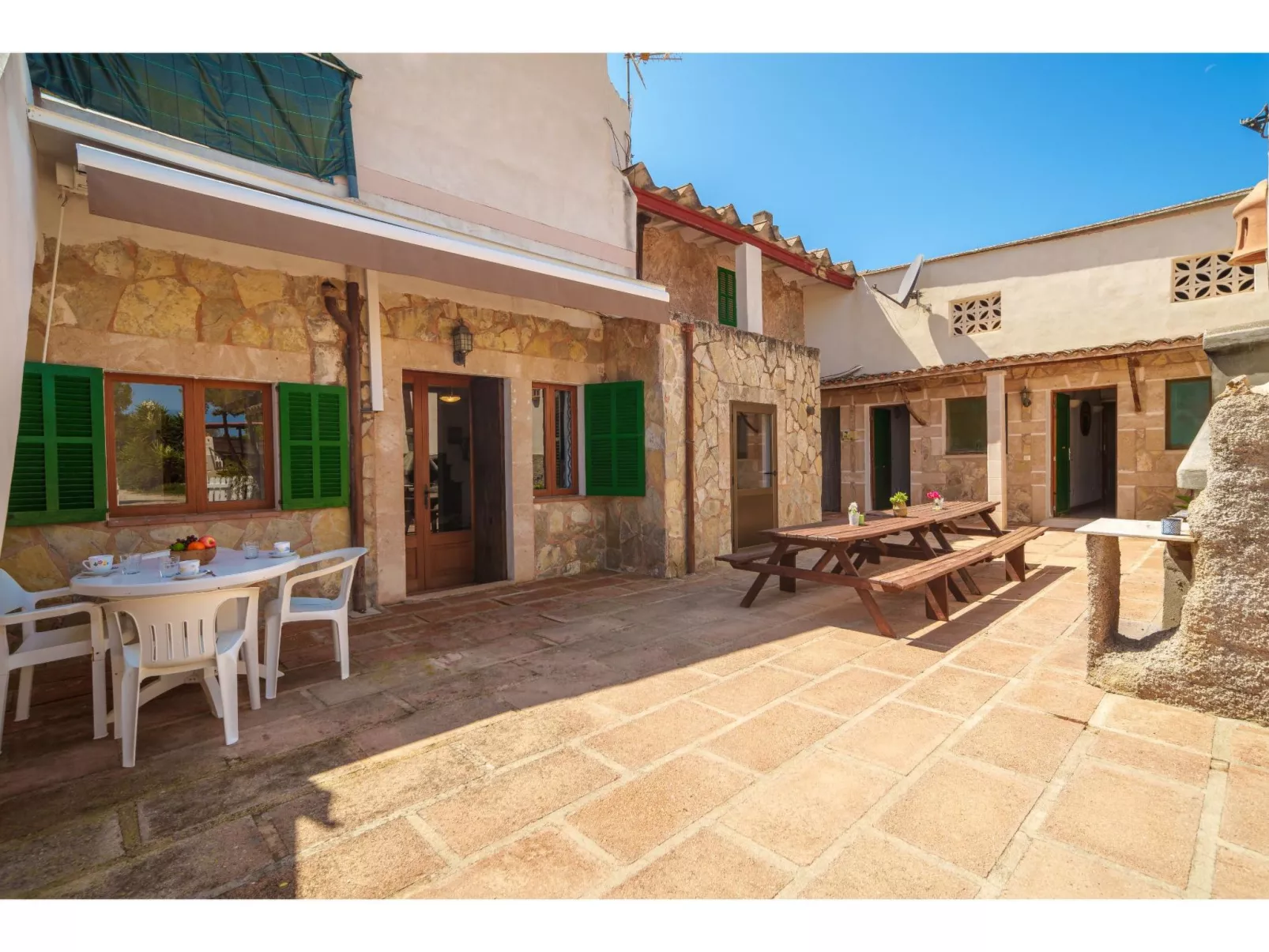 Cas Forner - Outside