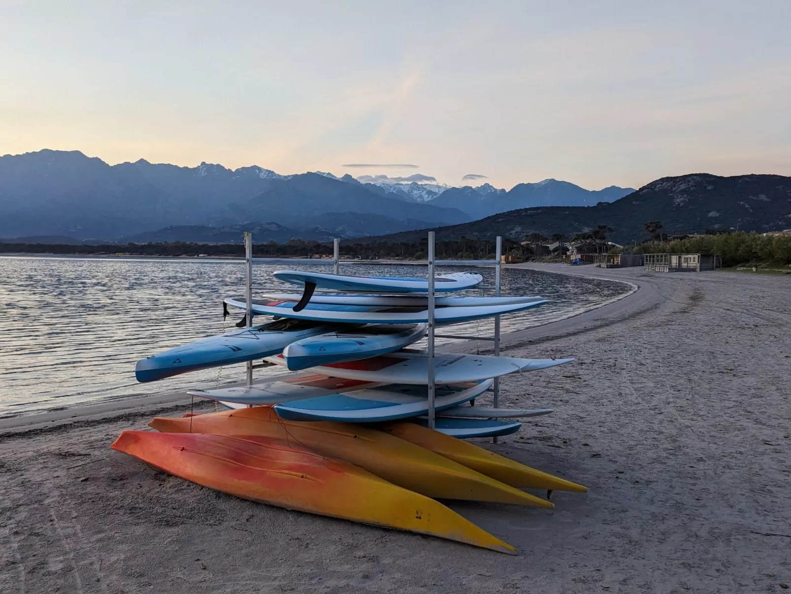 Ruhige Wohnung Panoramablick auf Meer und Berge - Draußen