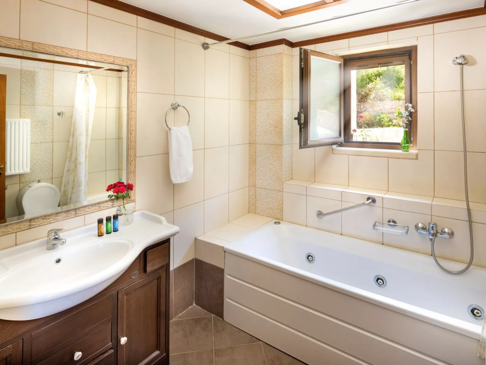 Familienvilla mit privatem Pool und Kinderbereich - Dedans