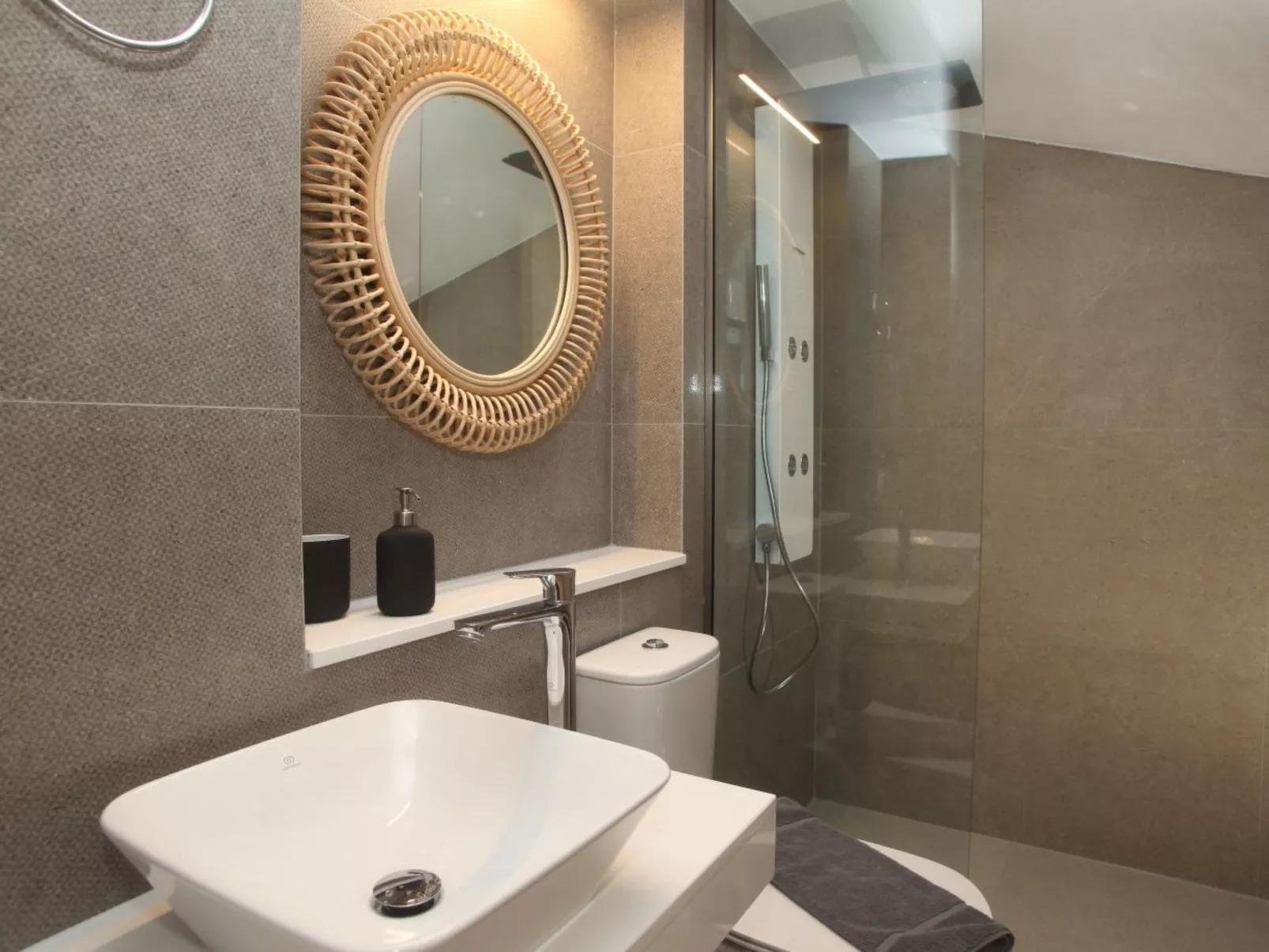 "Capro" mit Infinity-Pool - Inside