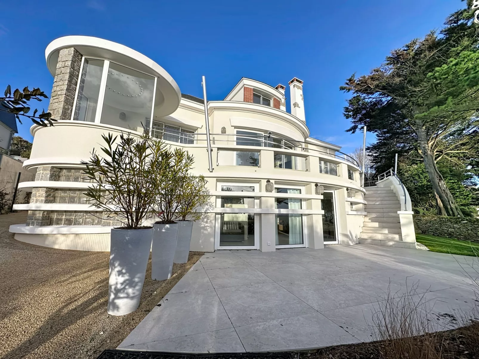 Le Vent d'Avril - Draußen